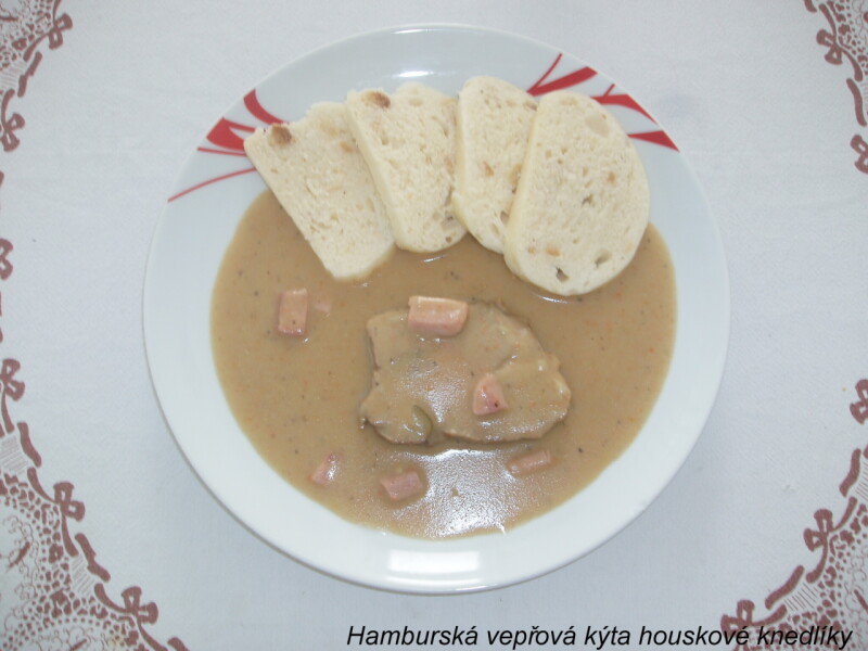 Hamburská vepřová kýta houskové knedlíky